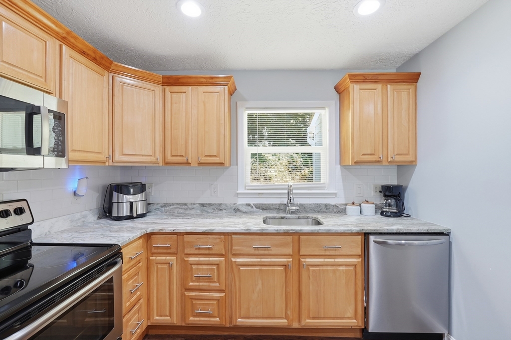 39 Riley Road Northborough, MA 01532 - Photo 10 of 33 Gallery Image 10