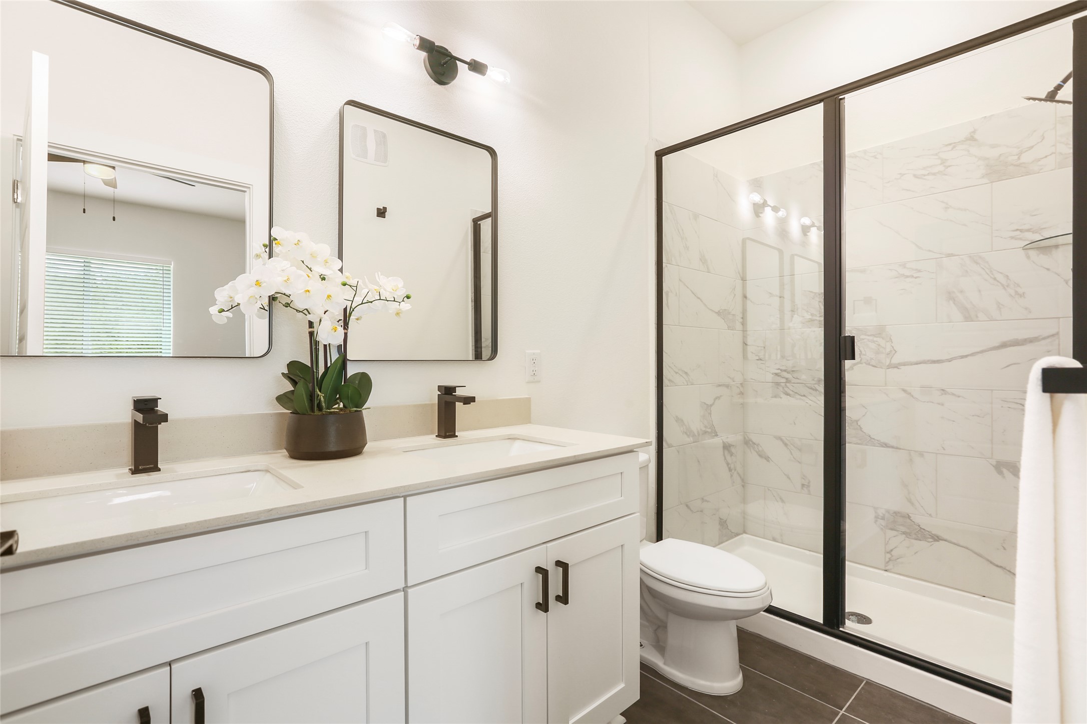1811 Webberville Road, Unit 1206 Austin, TX 78721 - Photo 8 of 22 primary bathroom
