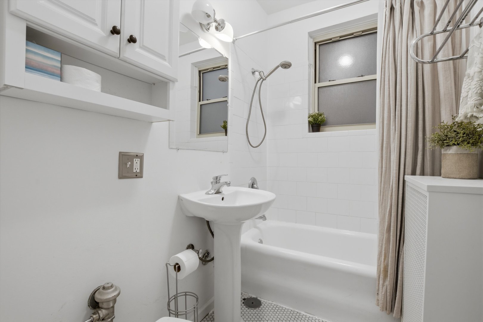 240 South Maple Avenue, Unit 1W Oak Park, IL 60302 - Photo 9 of 11 a bathroom with a bathtub sink and mirror