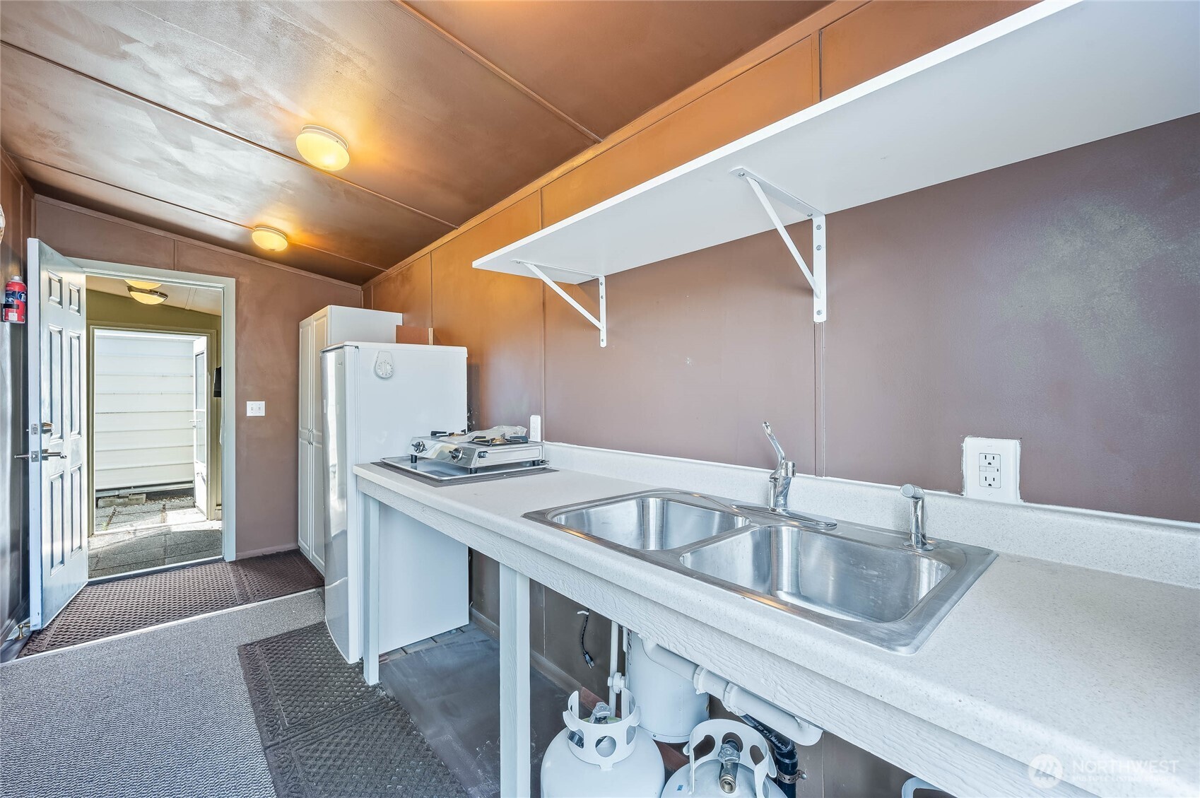 20000 South Lakeshore Road Chelan, WA 98816 - Photo 19 of 37 a kitchen that has a sink and a stove