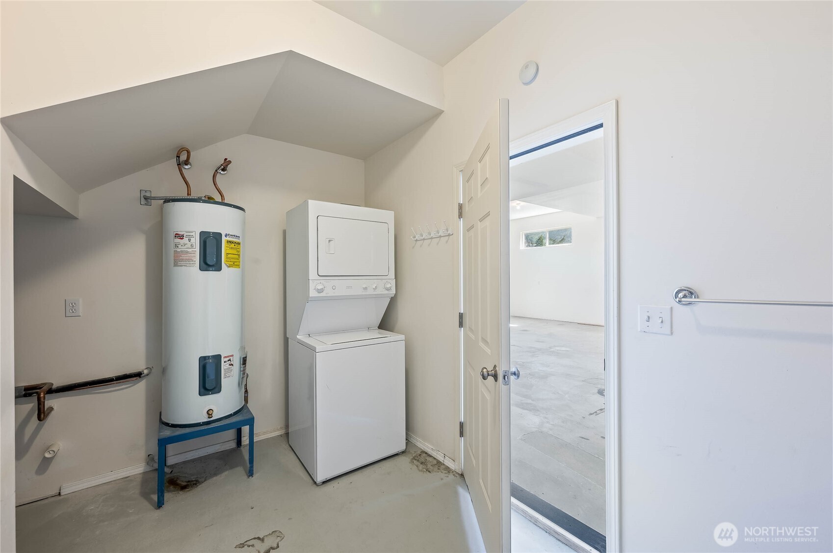 20000 South Lakeshore Road Chelan, WA 98816 - Photo 27 of 37 a very nice looking room with a bench