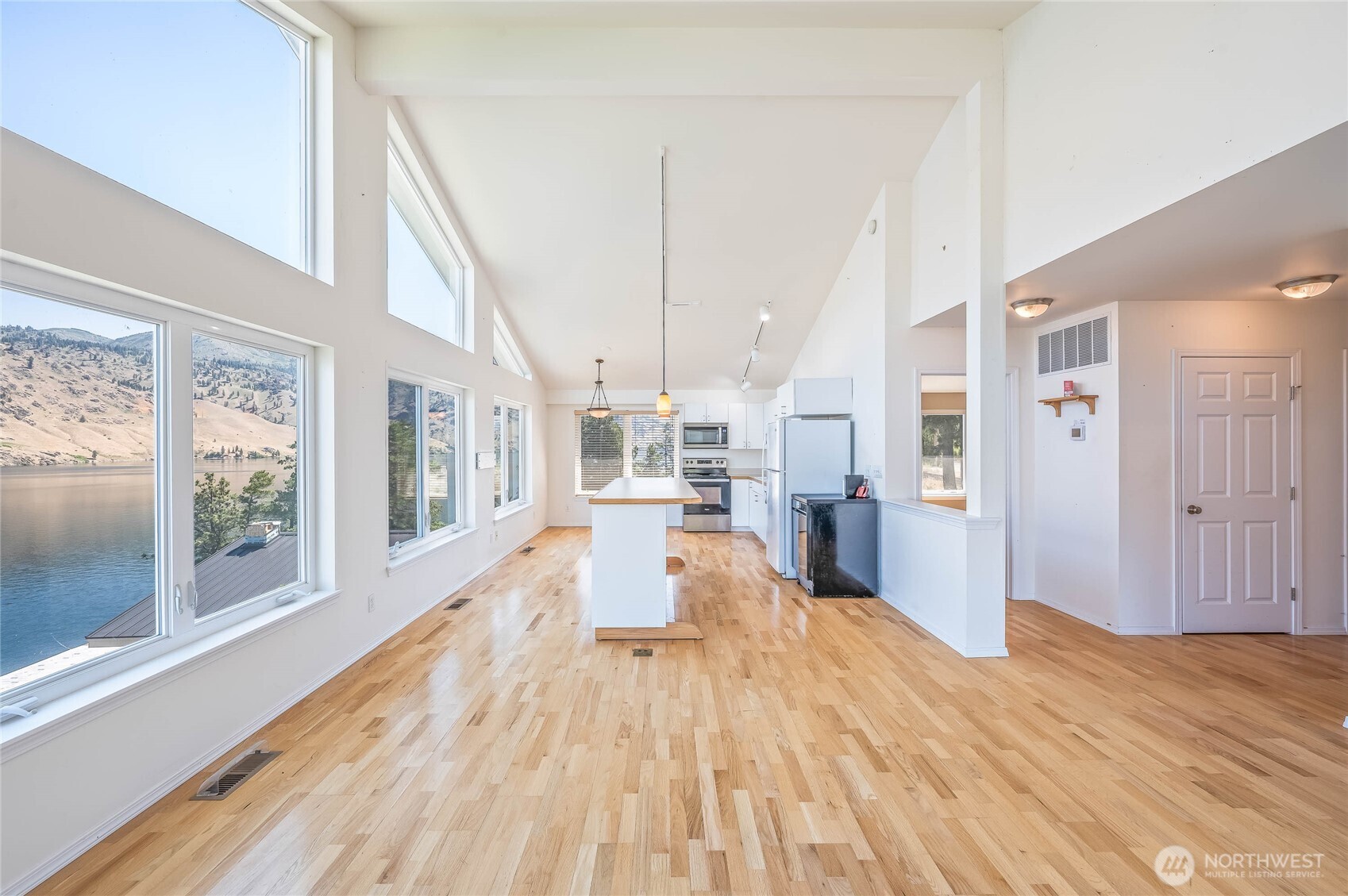 20000 South Lakeshore Road Chelan, WA 98816 - Photo 29 of 37 a view of a living room hardwood floor and an empty room