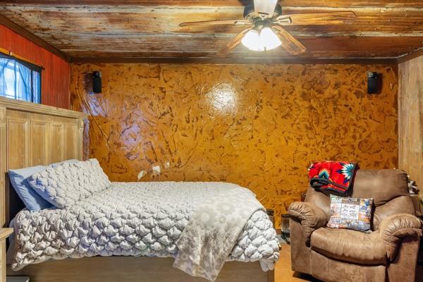 6808 Cedar Hill Road Brenham, TX 77833 - Photo 24 of 40 a bedroom with a bed and a couch