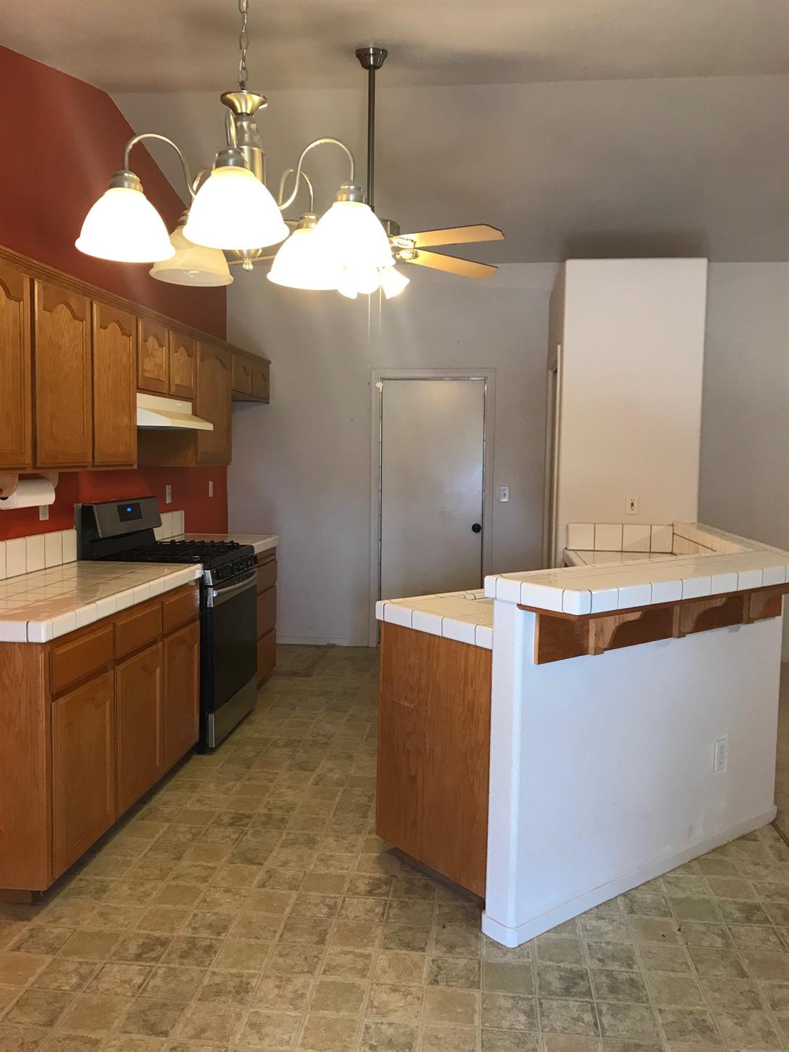 2261 Ranier Way Hanford, CA 93230 - Photo 4 of 12 Gallery Image 4