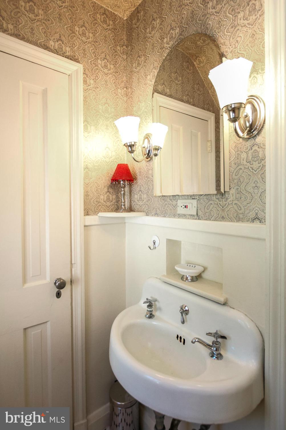 4124 Westview Road Baltimore, MD 21218 - Photo 16 of 30 Bath (Master)