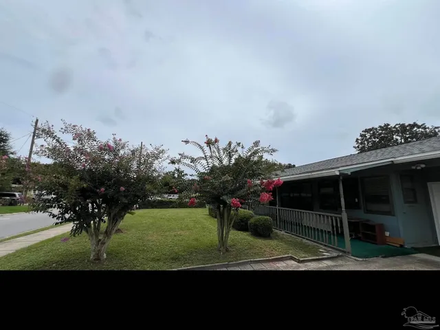 a view of a backyard