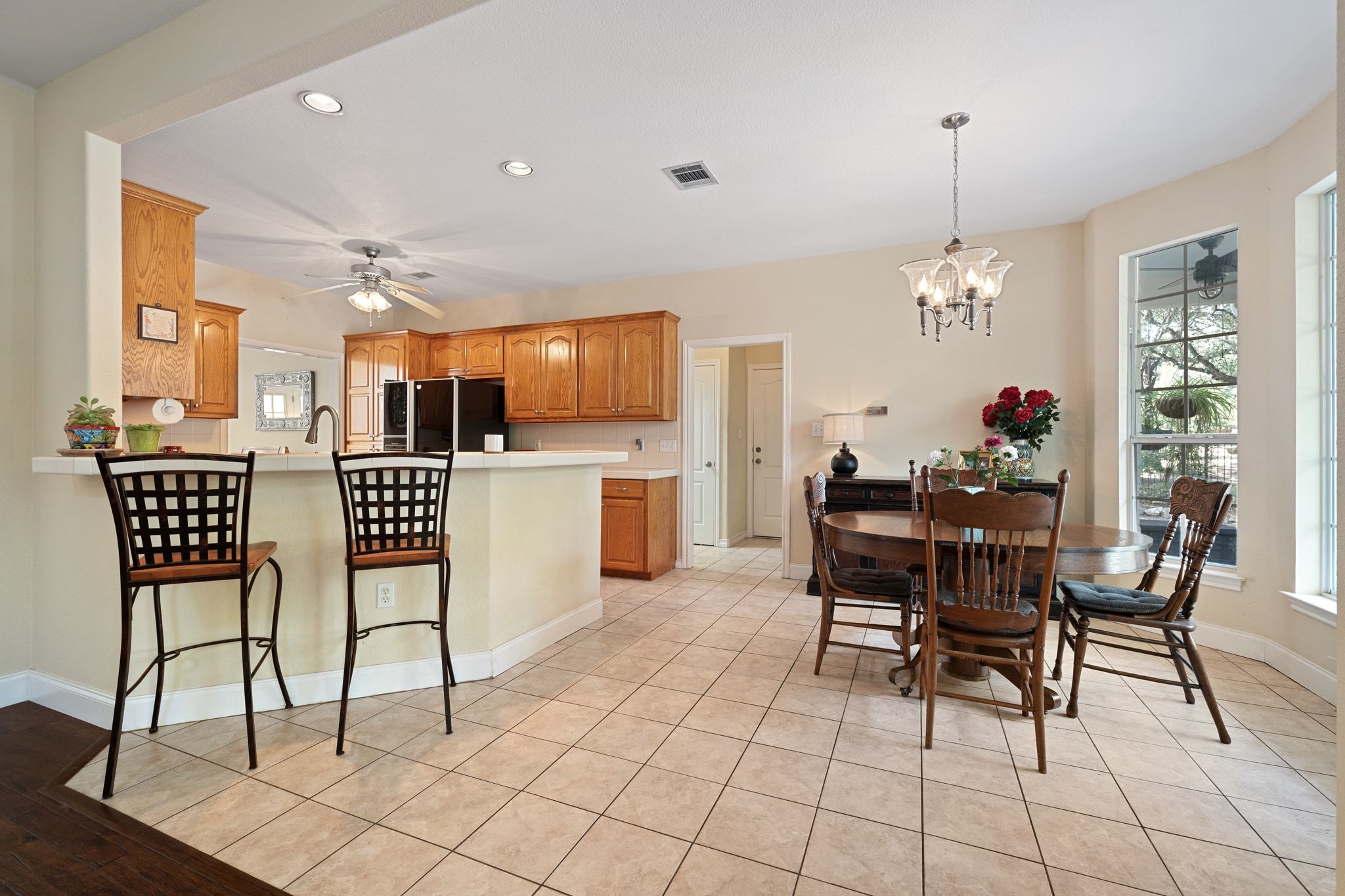 19045 Venture Drive Lago Vista, TX 78645 - Photo 10 of 40 Kitchen with a breakfast bar area, light countertops, and a peninsula