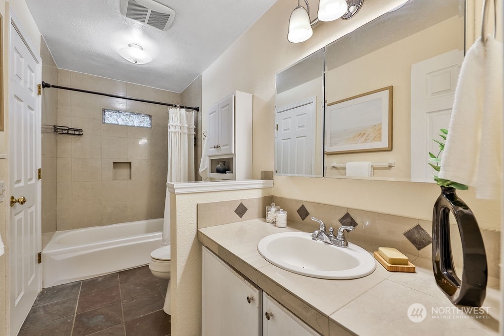 13010 163rd Avenue Southeast Renton, WA 98059 - Photo 8 of 24 Gallery Image 8