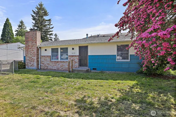 a view of a house with a yard
