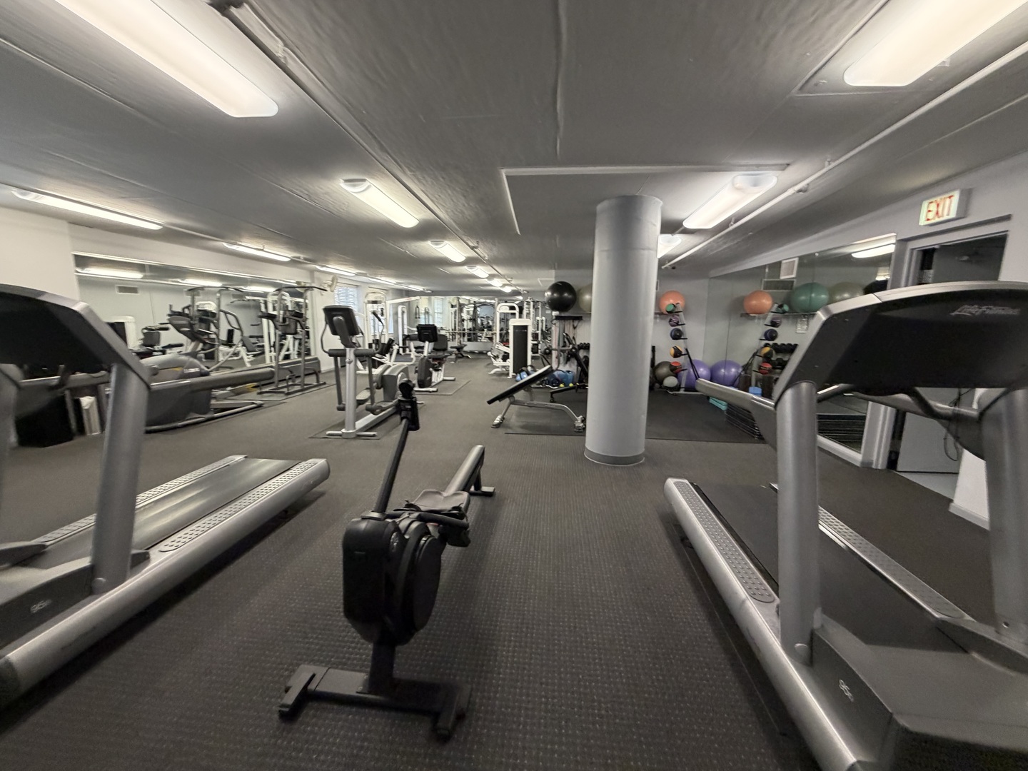 21 West Chestnut Street, Unit 1101 Chicago, IL 60610 - Photo 15 of 16 a view of a room with gym equipment