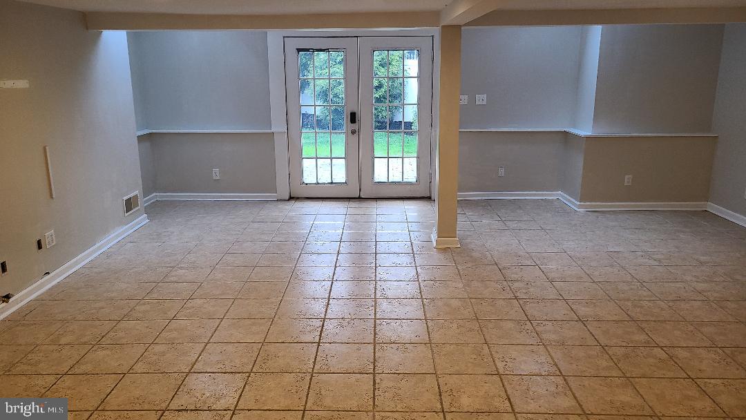 960 Dale Road Secane, PA 19018 - Photo 15 of 23 a view of an empty room with a window