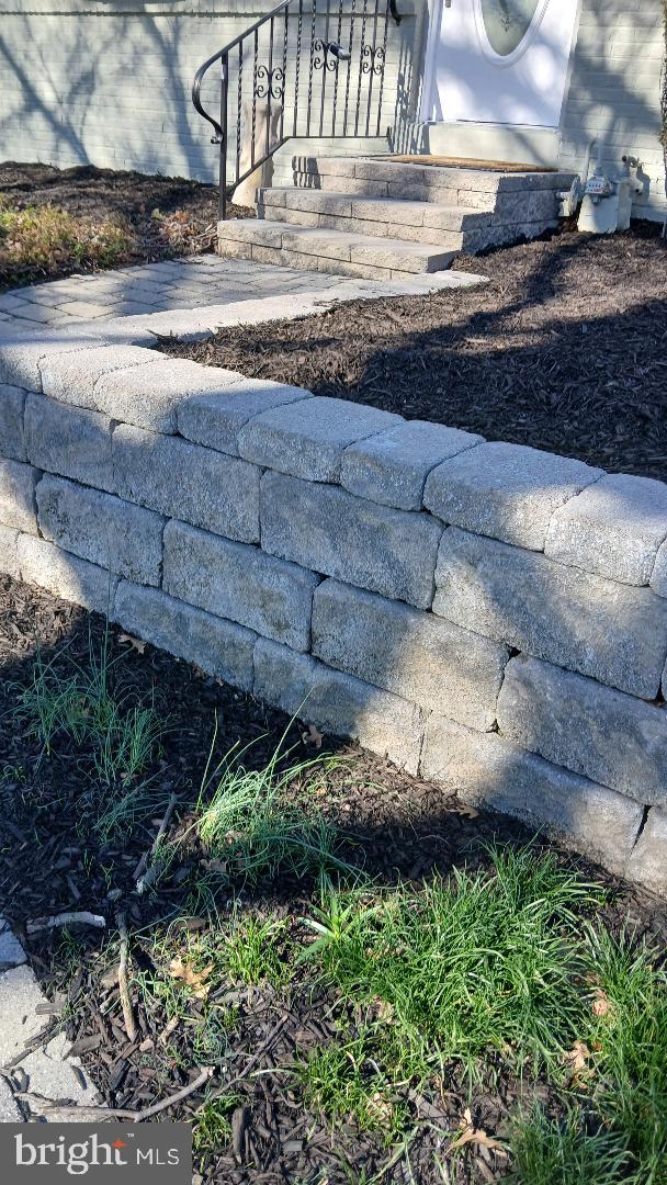960 Dale Road Secane, PA 19018 - Photo 4 of 23 a view of a backyard of the house