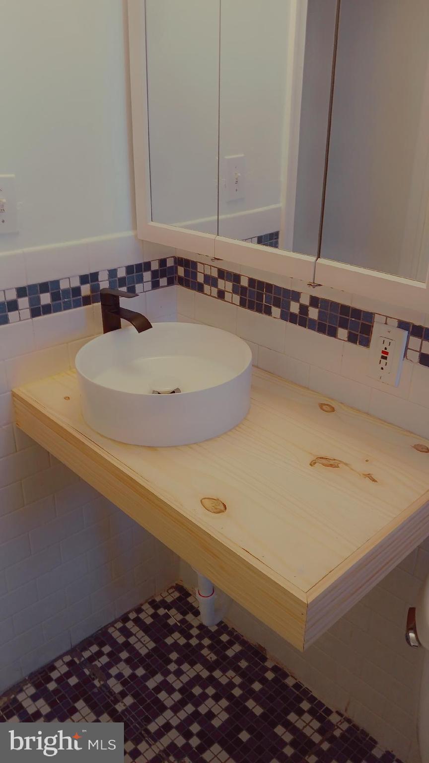 960 Dale Road Secane, PA 19018 - Photo 7 of 23 a bathroom with a sink and a mirror
