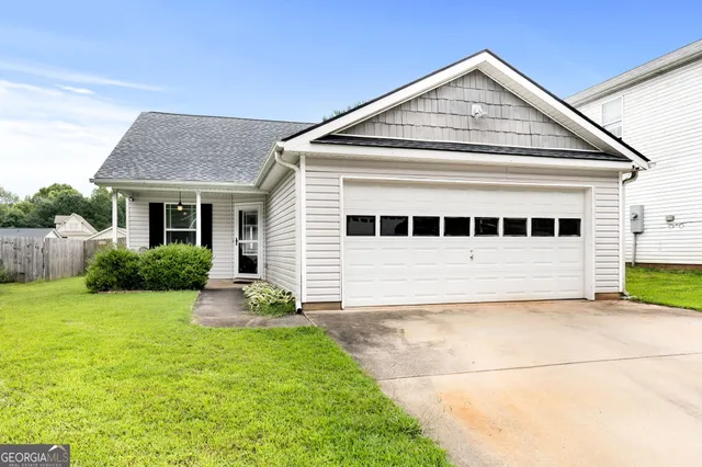 a view of house with garden