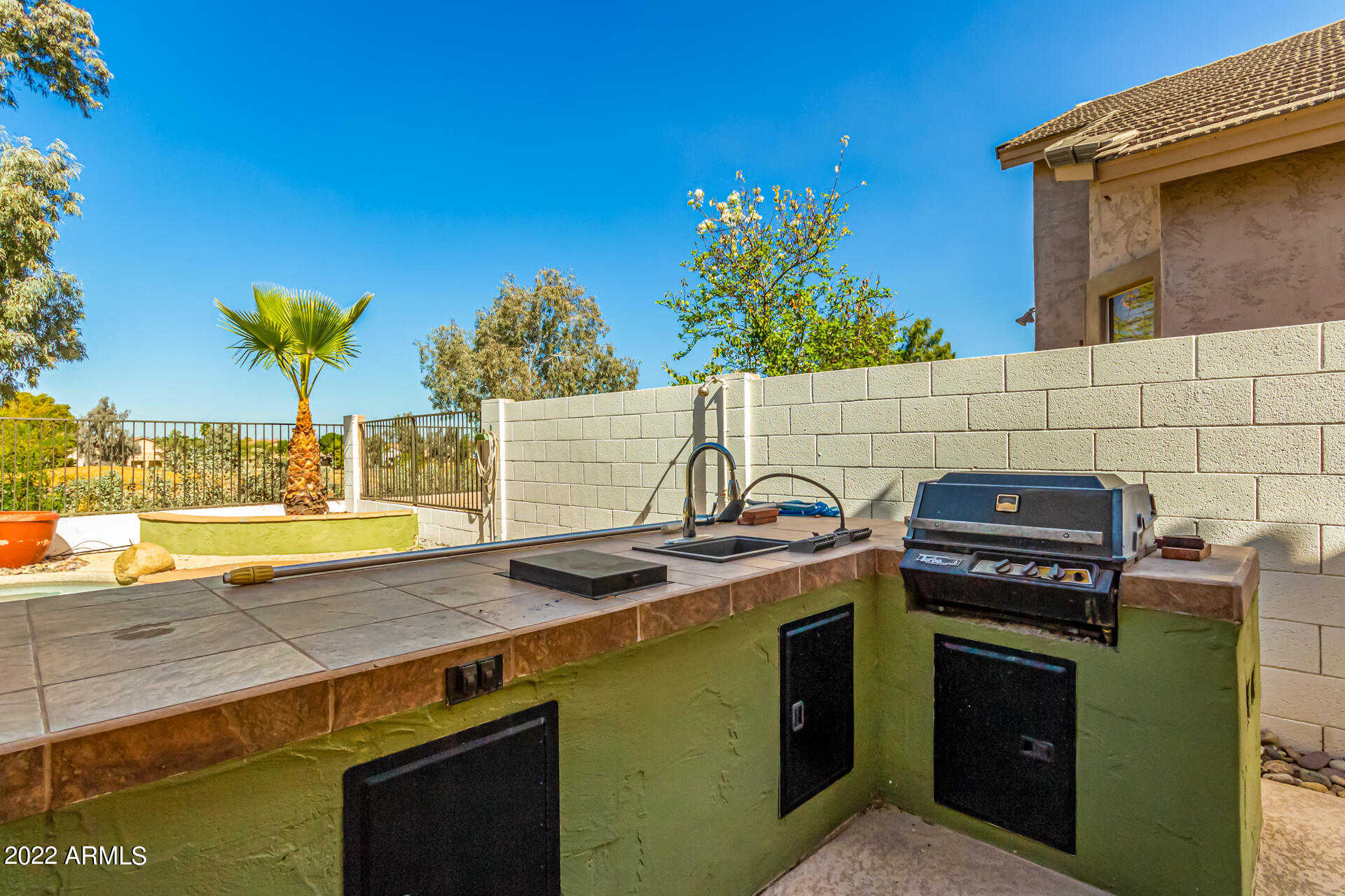 2438 East Fremont Road Phoenix, AZ 85042 - Photo 45 of 45 a view of a kitchen with a stove