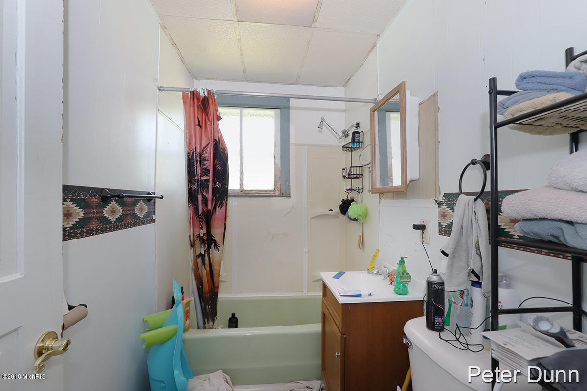 215 South Front Street Belding, MI 48809 - Photo 13 of 19 IMG__2163
