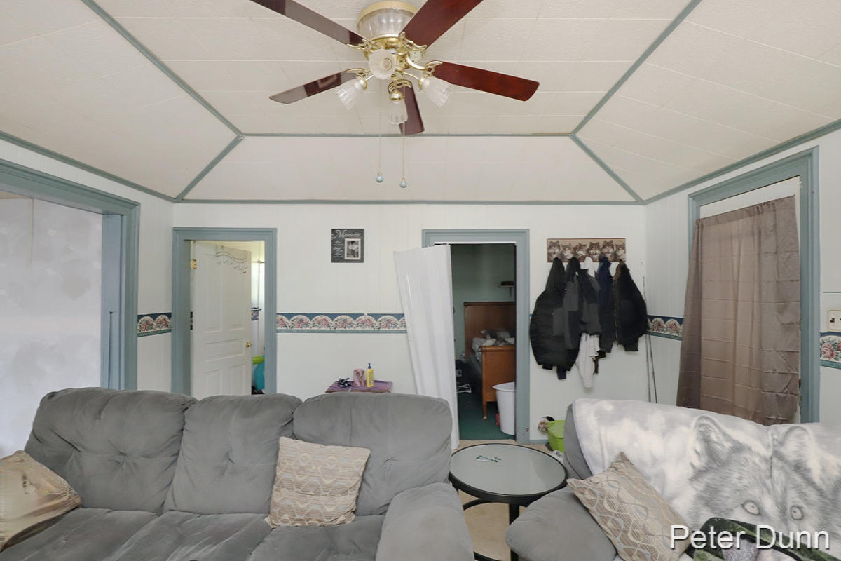 215 South Front Street Belding, MI 48809 - Photo 5 of 19 IMG__2155