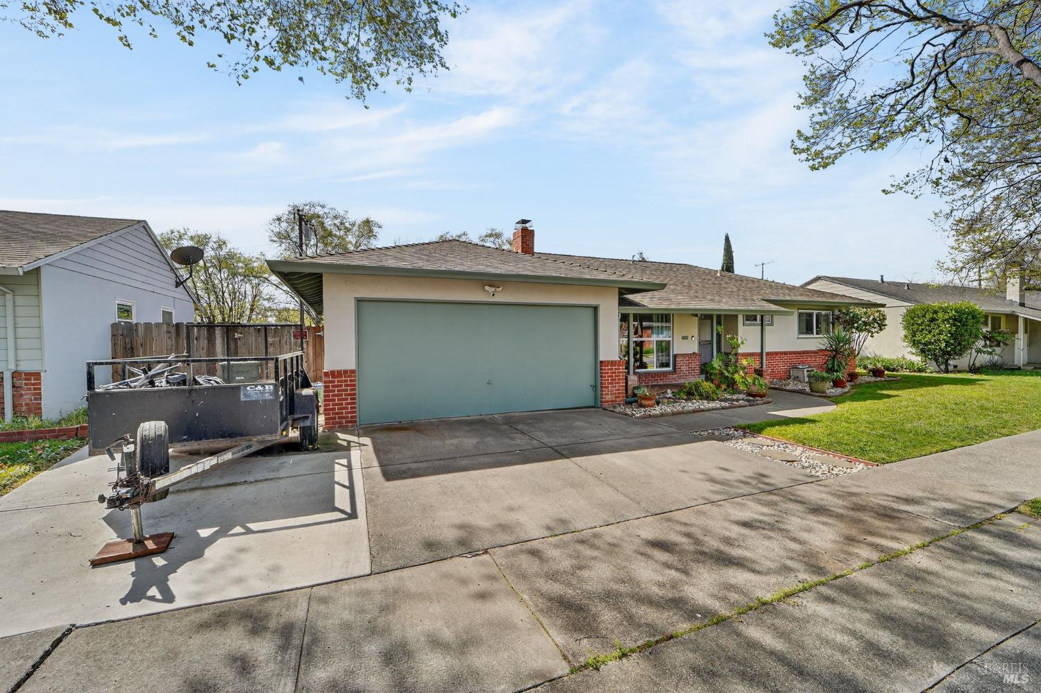 127 Jackson Way Vallejo, CA 94591 - Photo 3 of 35 a view of a house with sitting area and garden