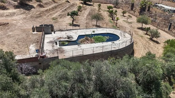 a view of back yard of the house