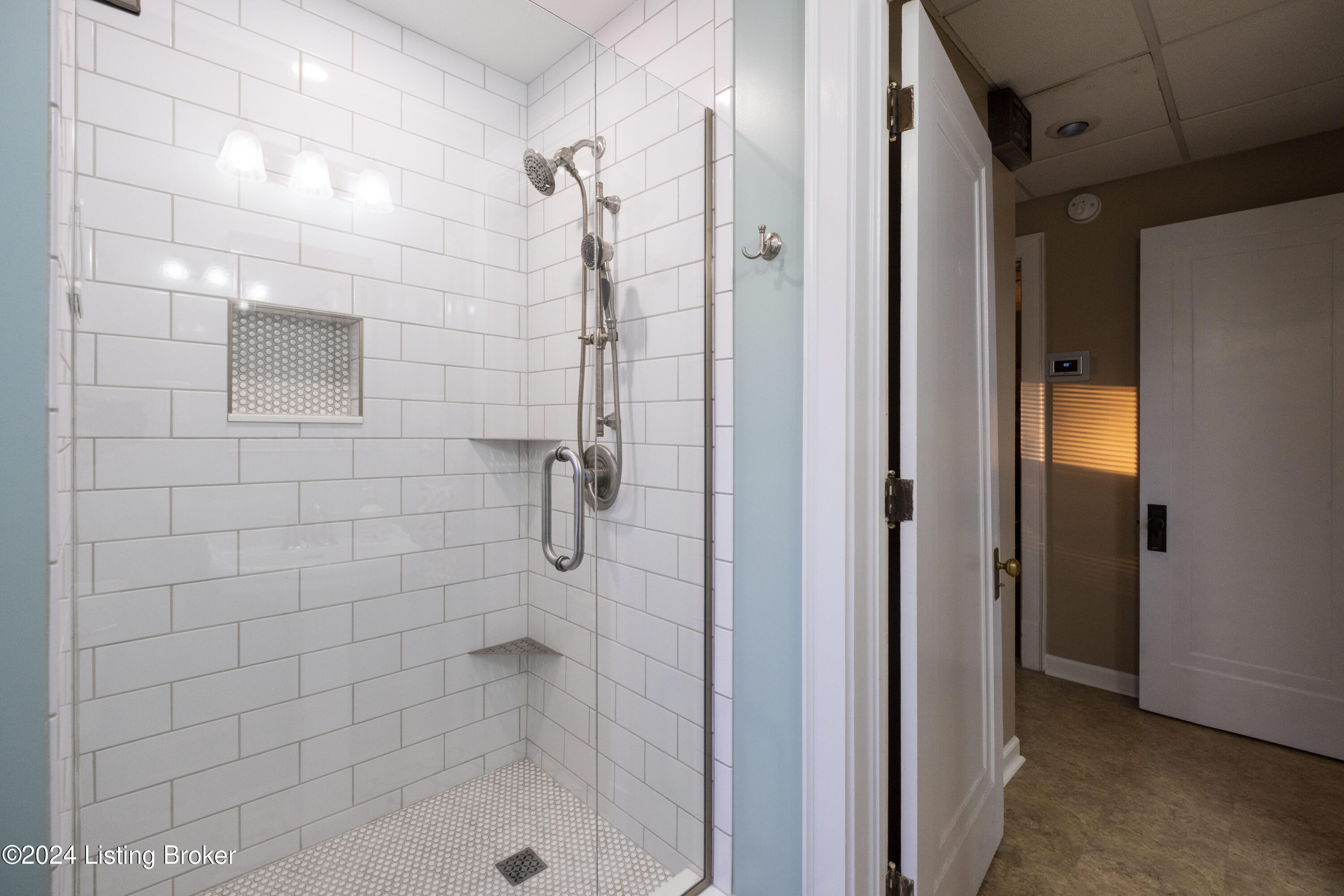 3823 Poplar Level Road Louisville, KY 40213 - Photo 18 of 28 Full Bath