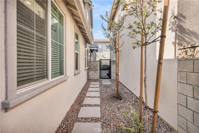 a view of a pathway with a house on the side of a building