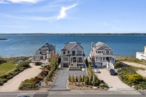 $6,750,000 | 686 Dune Road, Westhampton Beach, NY 11978
