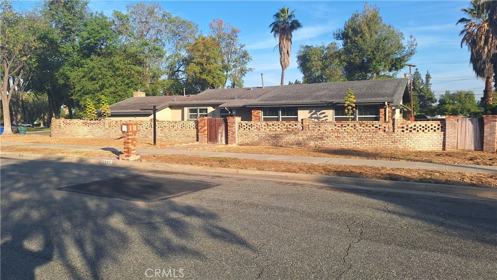 2327 Fairview Avenue Riverside, CA 92506 - Photo 3 of 30