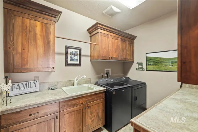 $2,400,000 | 1270 Hillcrest Drive, Vale, OR 97918