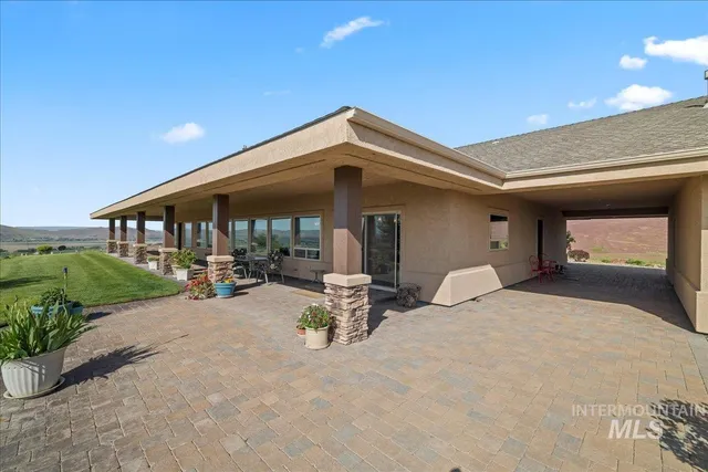 $2,400,000 | 1270 Hillcrest Drive, Vale, OR 97918