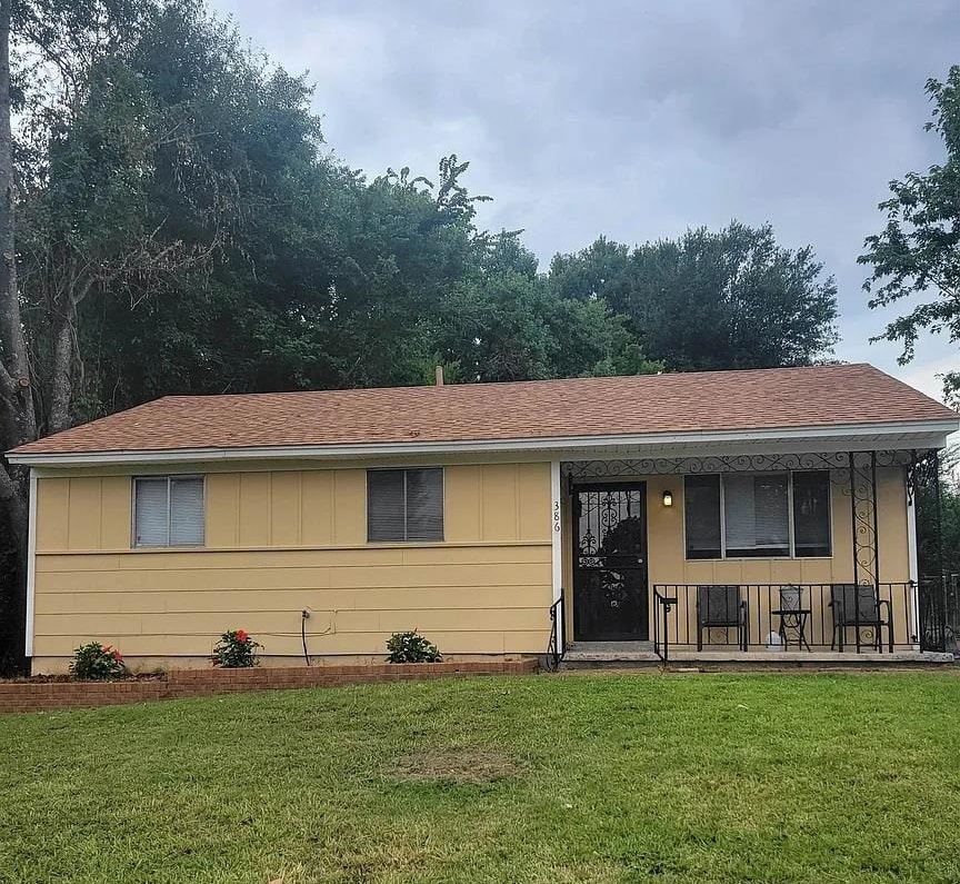 386 Elder Road Memphis, TN 38109 - Photo 3 of 12 a view of a back yard of the house
