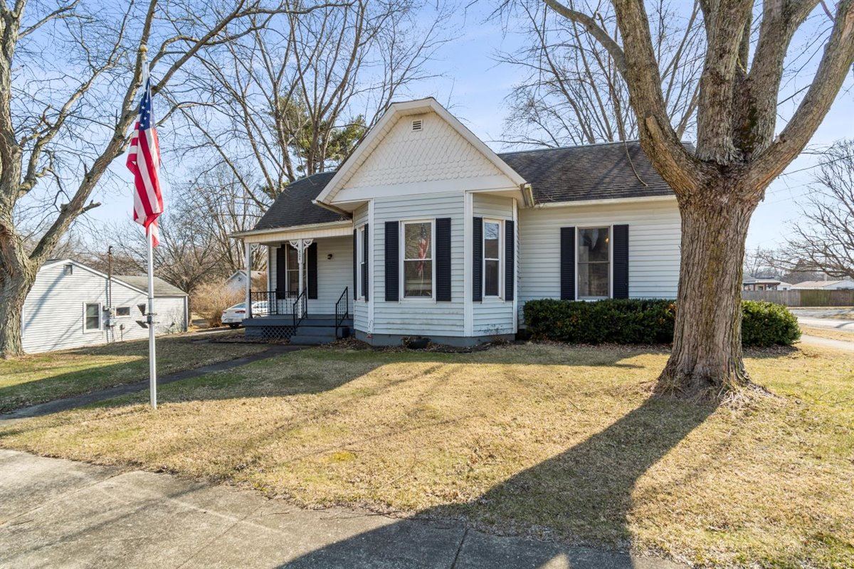 404 West Madison Street Athens, IL 62613 - Photo 3 of 21 Gallery Image 3