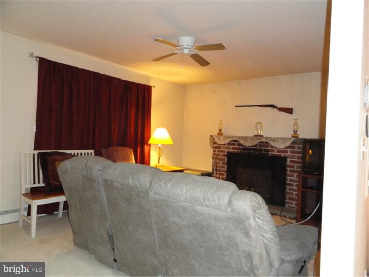 1901 Ziegler Road Pennsburg, PA 18073 - Photo 6 of 17 Living Room