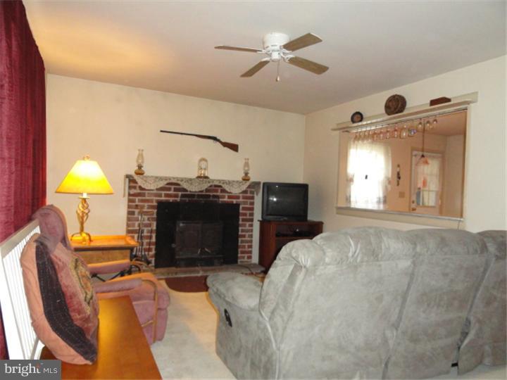 1901 Ziegler Road Pennsburg, PA 18073 - Photo 7 of 17 Living Room