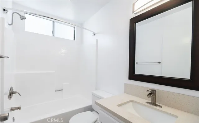 $3,200 | 4406 Cahuenga Boulevard, Unit 209A, Toluca Lake, CA 91602