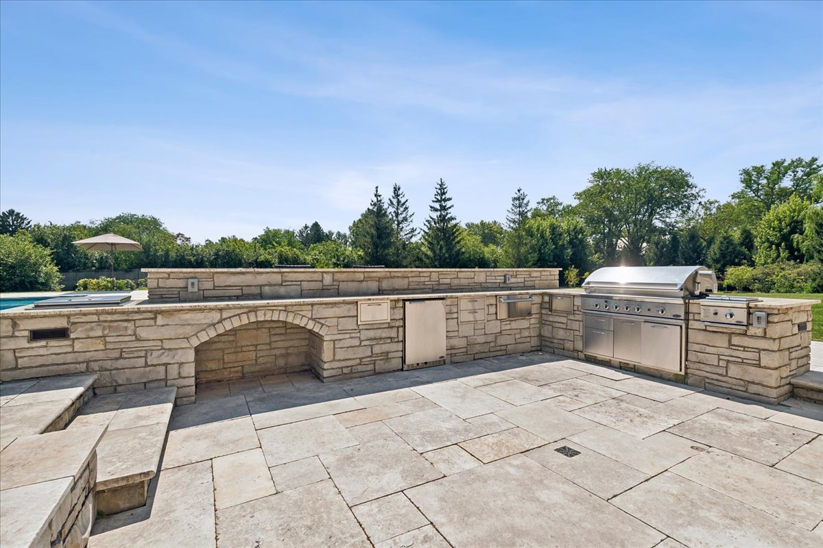261 East Onwentsia Road Lake Forest, IL 60045 - Photo 41 of 65 a view of terrace and city view