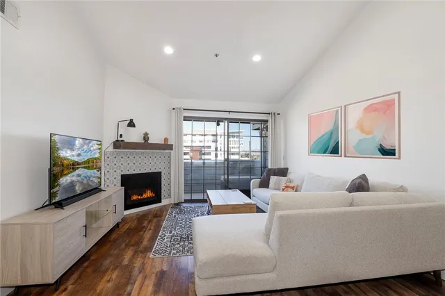 $539,000 | 6545 Reseda Boulevard, Unit 19, Reseda, CA 91335