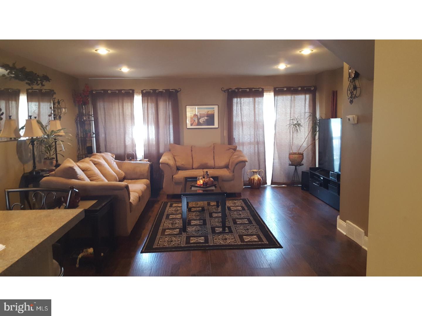3121 Holly Road Philadelphia, PA 19154 - Photo 3 of 18 Living Room