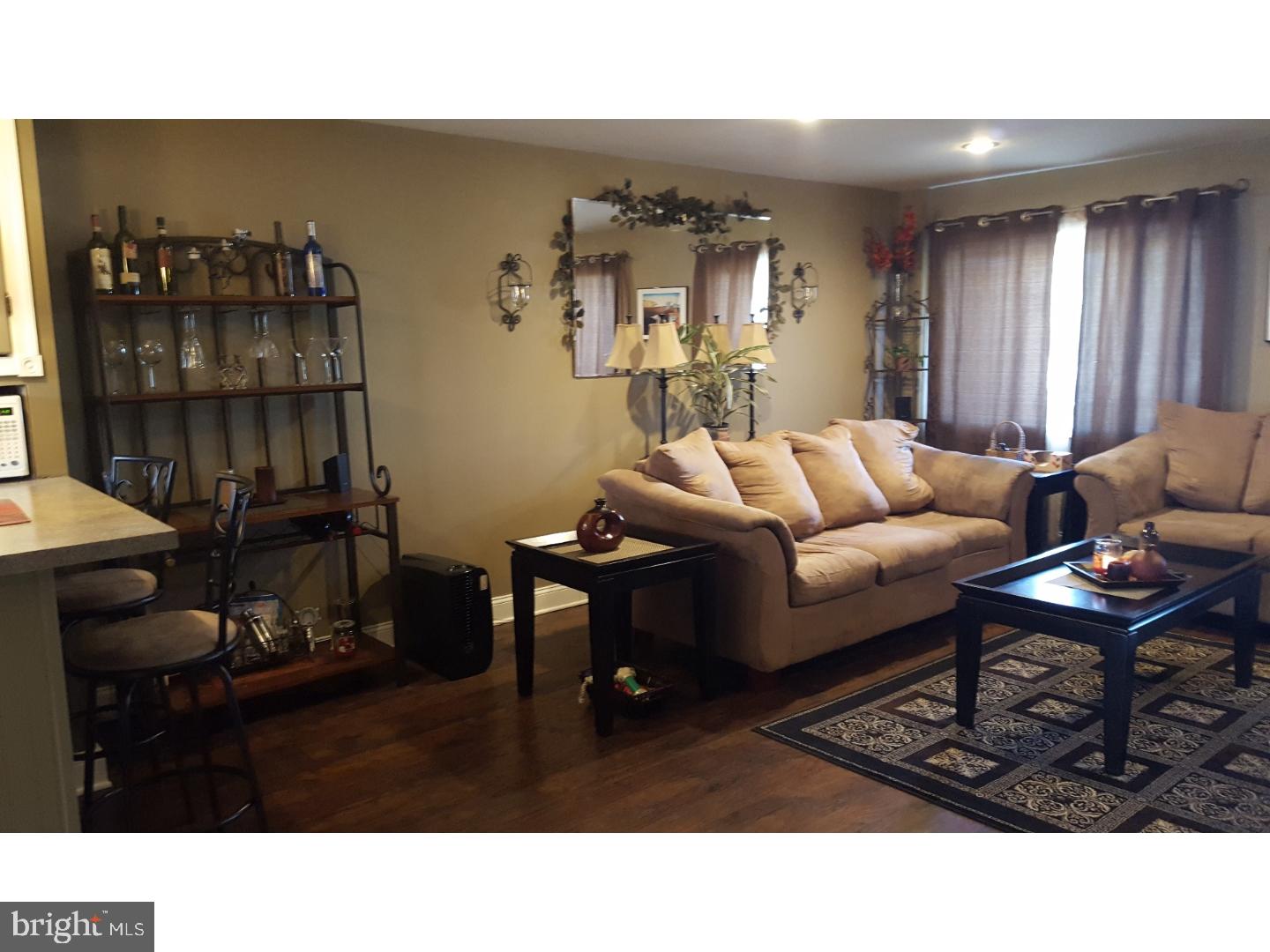 3121 Holly Road Philadelphia, PA 19154 - Photo 4 of 18 Living Room