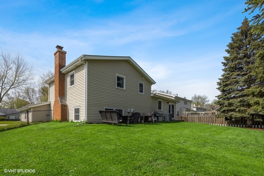 534 71st Street Darien, IL 60561 - Photo 16 of 20 a backyard of a house with lots of green space