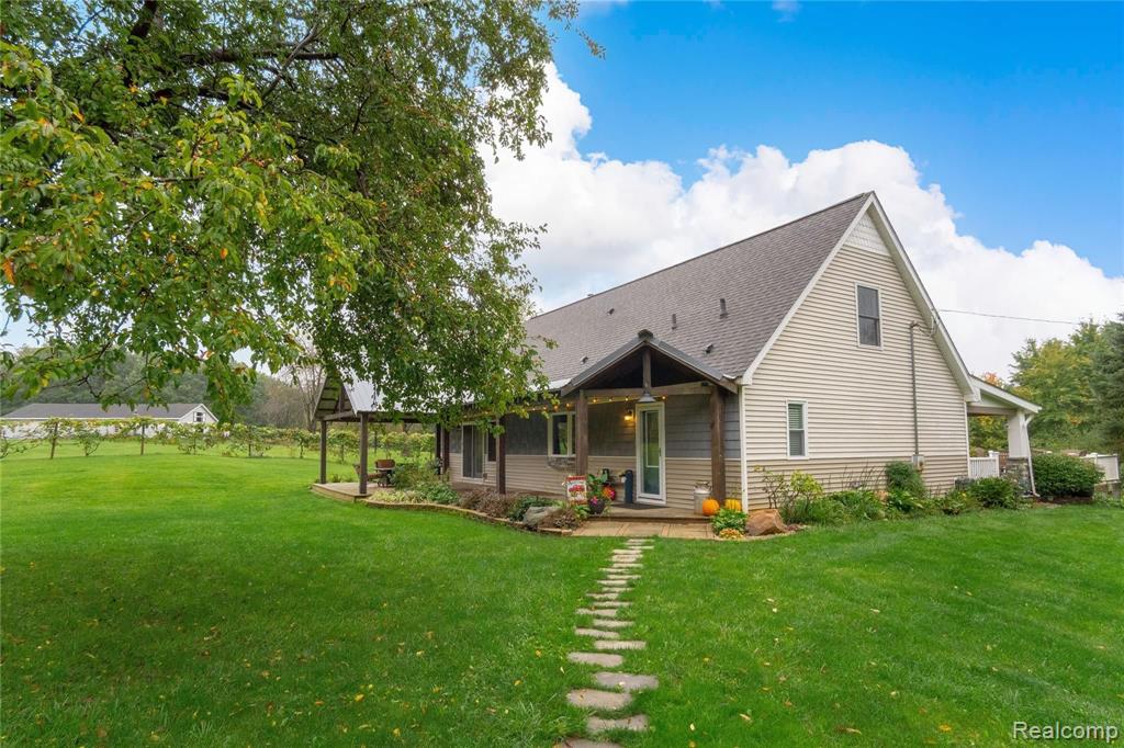 9149 Center Road Fenton, MI 48430 - Photo 3 of 40