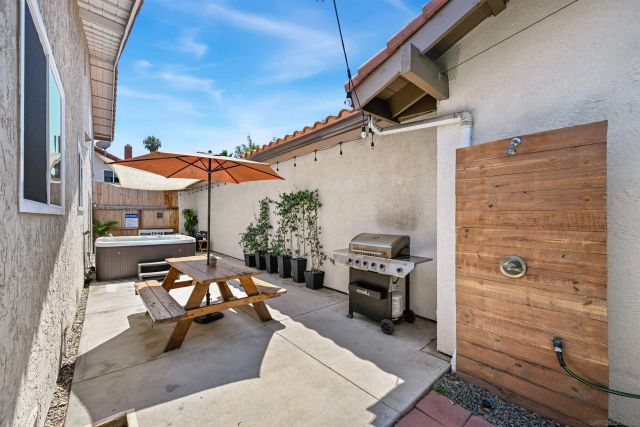 a view of kitchen with outdoor kitchen