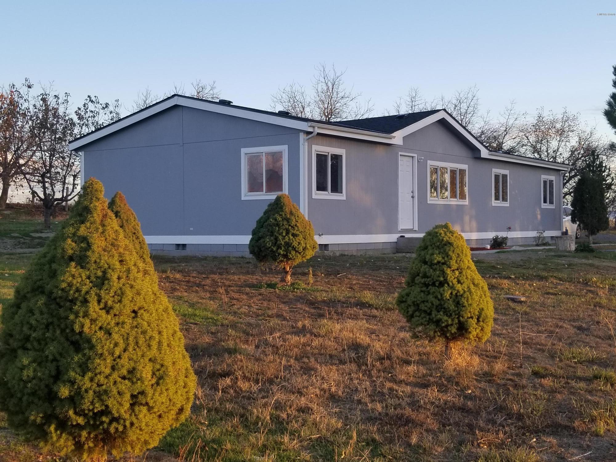 1033 Rader Road Sunnyside, WA 98944 - Photo 11 of 12 a view of a house with a yard