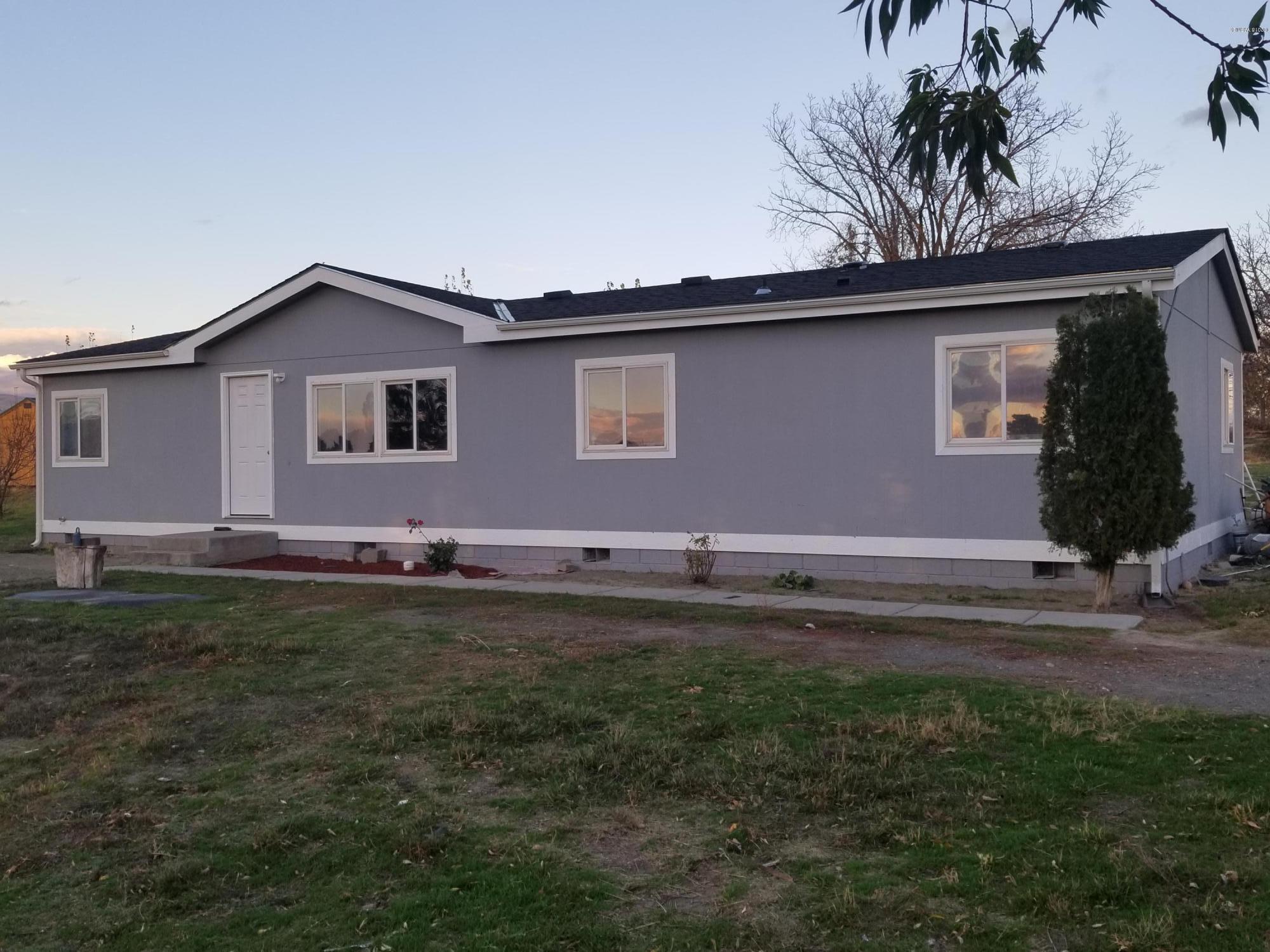 1033 Rader Road Sunnyside, WA 98944 - Photo 8 of 12 a house view with a garden space