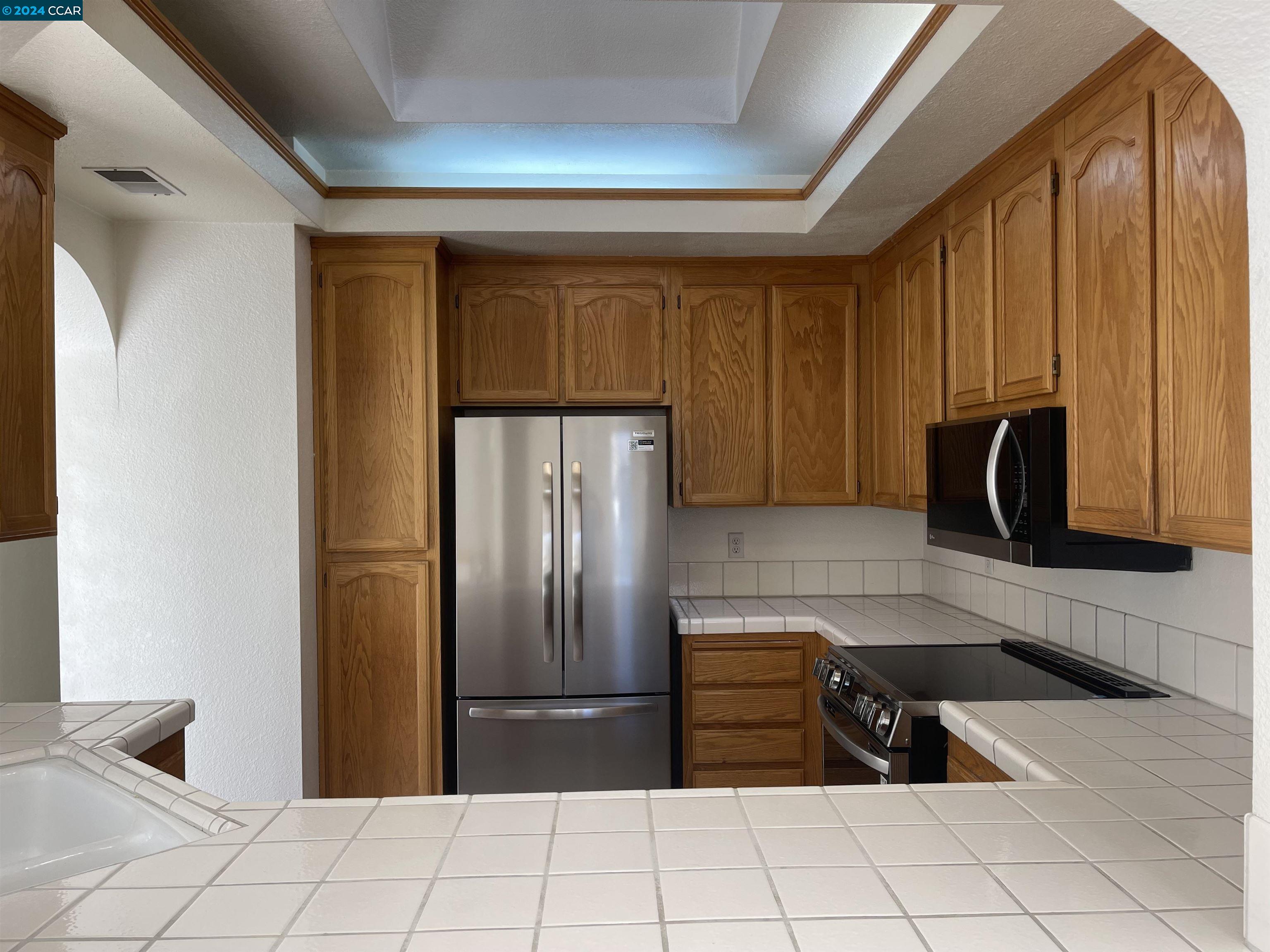 32 Danville Oak Place Danville, CA 94526 - Photo 4 of 11 a kitchen with a refrigerator a stove a sink and cabinets