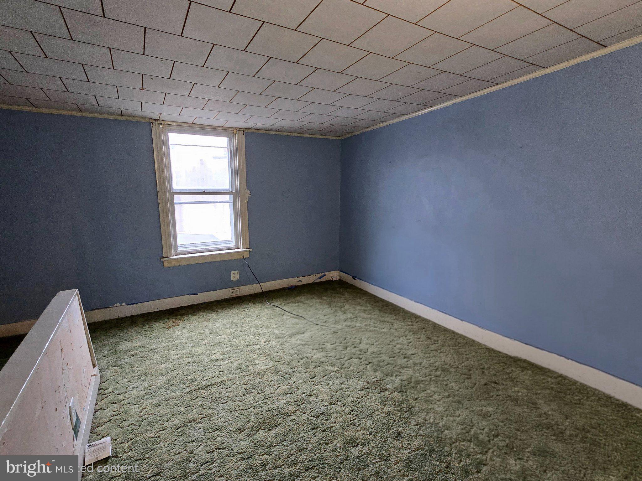 424 West Windsor Street Reading, PA 19601 - Photo 20 of 27 Spacious room with soft blue hues.