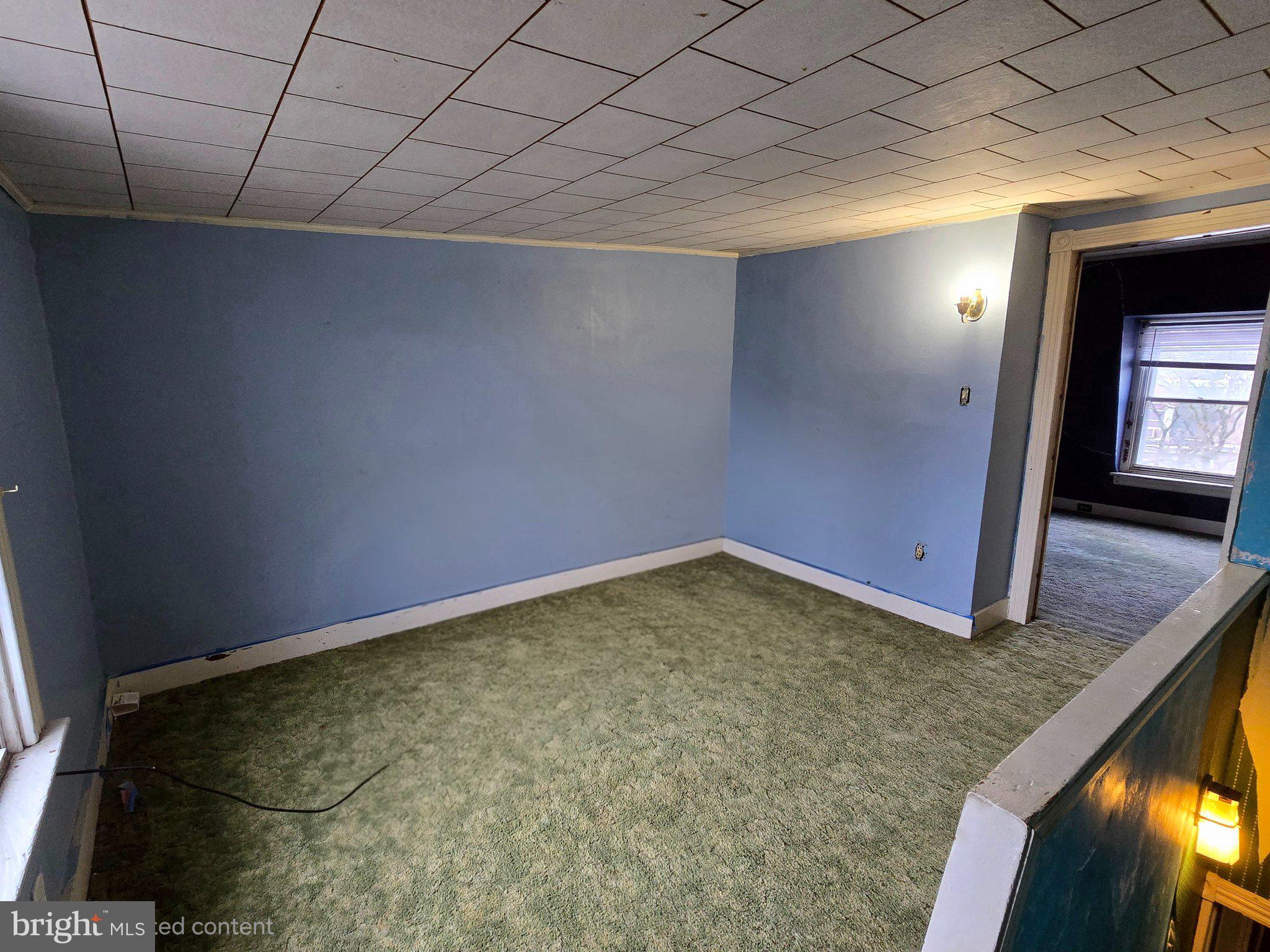 424 West Windsor Street Reading, PA 19601 - Photo 21 of 27 Spacious room with potential charm.