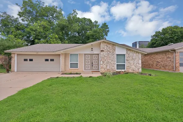 $2,300 | 1103 Wildwood Drive, Arlington, TX 76011