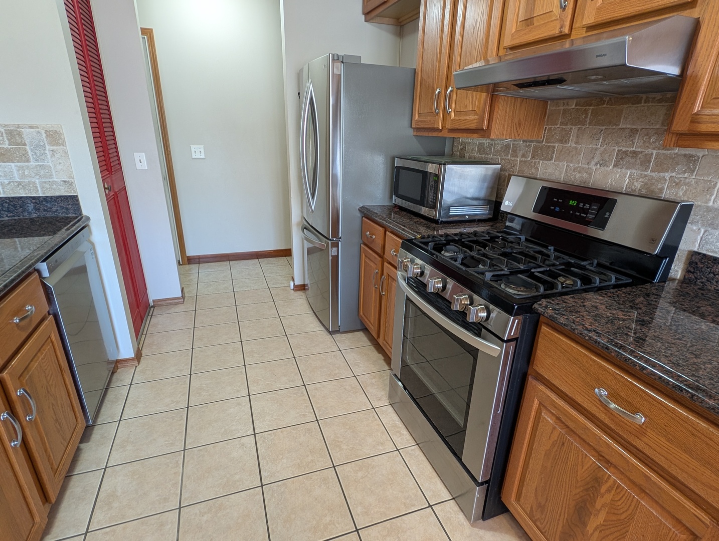 27 Winrock Road Montgomery, IL 60538 - Photo 5 of 19 a kitchen with granite countertop a stove and a refrigerator