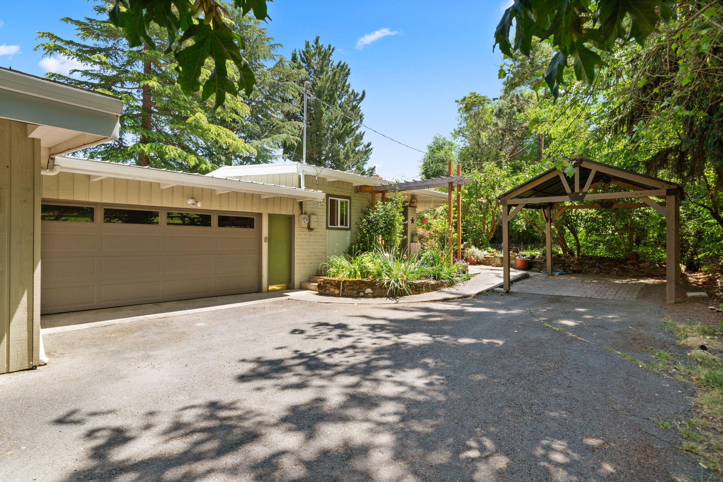 2835 Sundown Road Medford, OR 97501 - Photo 14 of 61 1_2835 sundown rd, medford-33