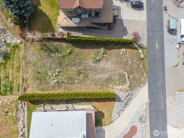 view of a house with a yard